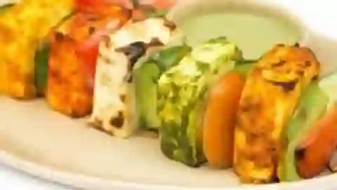 Tiranga Paneer Tikka of Republic Day Special Tiranga Paneer Tikka Recipe: गणतंत्र दिवस को राष्ट्रीय पर्व के रूप में हर साल जनवरी महीने की 26 तारीख को मनाया जाता है। अगर आप भी इस दिन देशभक्ति के रंग में खुद को रंगना चाहते हैं तो उसकी शुरूआत अपनी किचन से कर सकते हैं। आइए जानें इस दिन को खास बनाने के लिए कैसे बना सकते है तिरंगा पनीर टिक्का।  